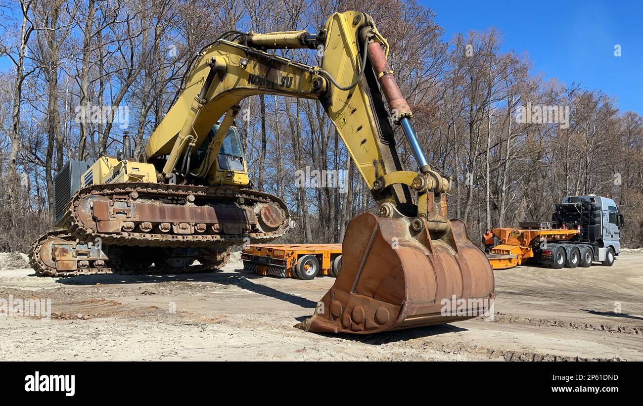 Transport de la pelle hydraulique sur le site minier, transport lourd. Banque D'Images