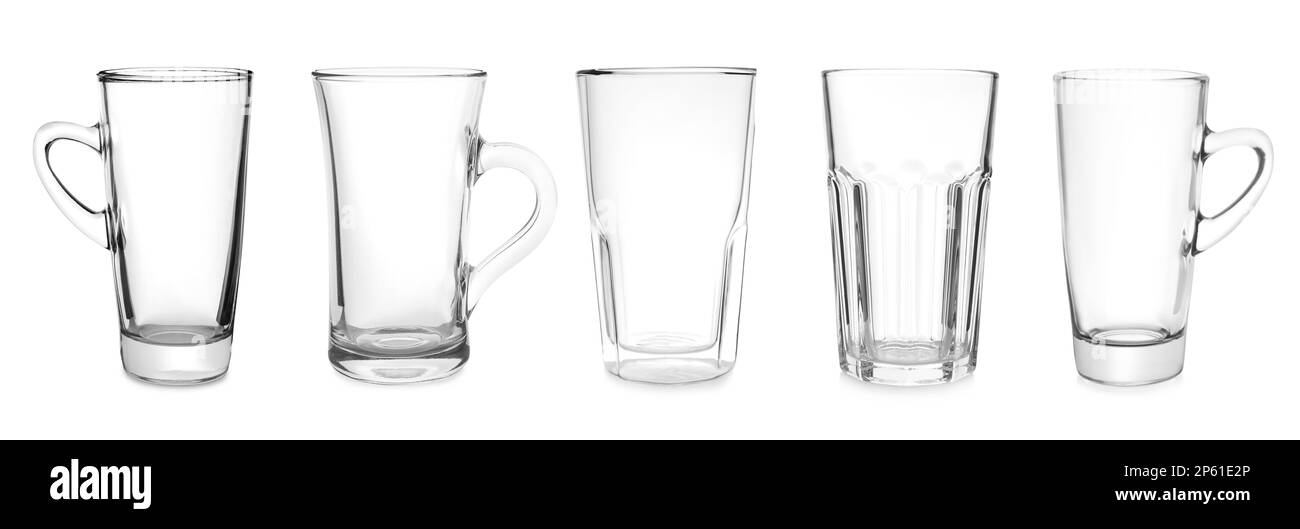 Utilisez différentes tasses en verre vides sur fond blanc. Bannière Banque D'Images Utilisez différentes tasses en verre vides sur fond blanc. Bannière Banque D'Images