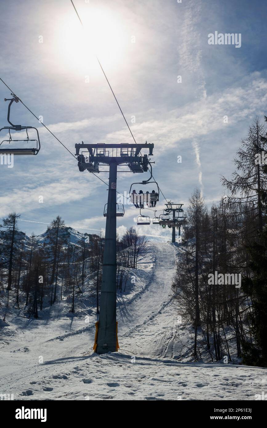 Remontée mécanique - skieurs non reconnus pendant les vacances de ski. Paysage d'hiver de la station de ski. Banque D'Images