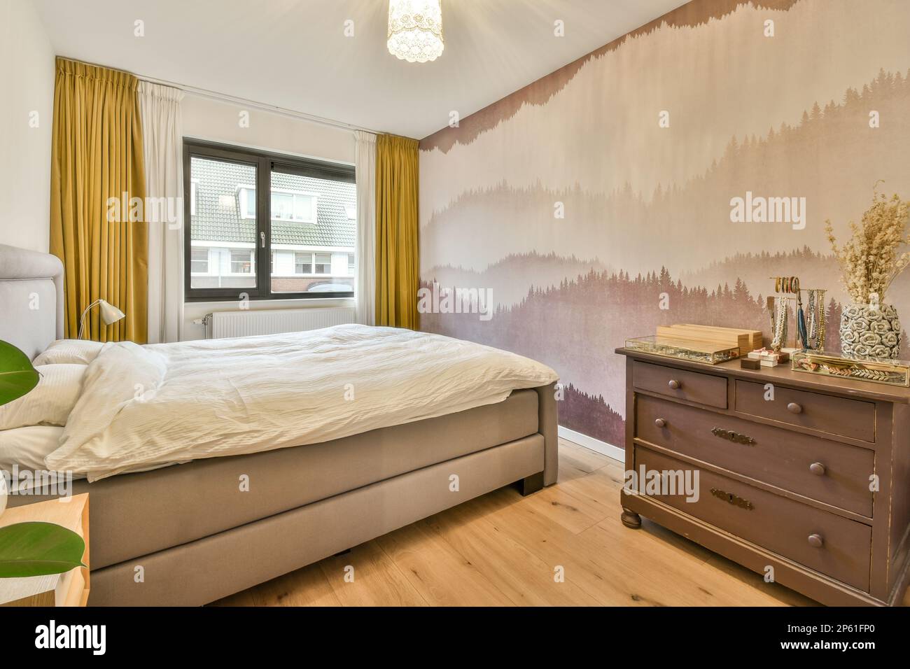 une chambre qui a été peinte sur le mur, et est à côté d'un lit avec des draps blancs dedans Banque D'Images