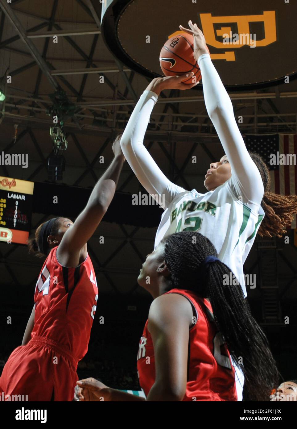 Baylor's Brittney Griner, top right shoots over Lamar's Alice Robinson, left, and Dominique Edwards, bottom, during the first half of an NCAA college basketball game, Friday, Nov. 9, 2012, in Waco, Texas. Baylor won 80-34. (AP Photo/Waco Tribune Herald, Rod Aydelotte) Banque D'Images
