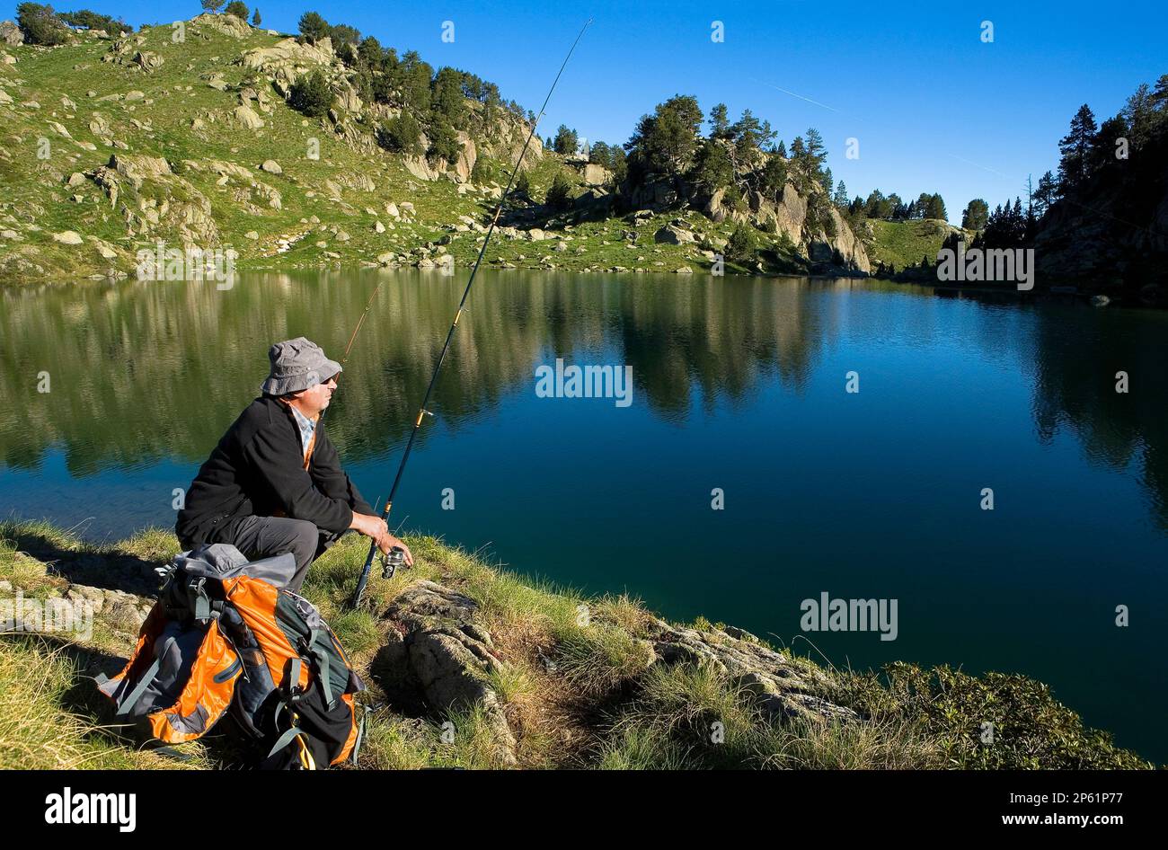 Estany long, Fisherman, Colomèrs cirque, Vallée d'Aran, Aigüestortes et Parc national d'Estany de Sant Maurici, Pyrénées, province de Lleida, Catalogne, Espagne. Banque D'Images