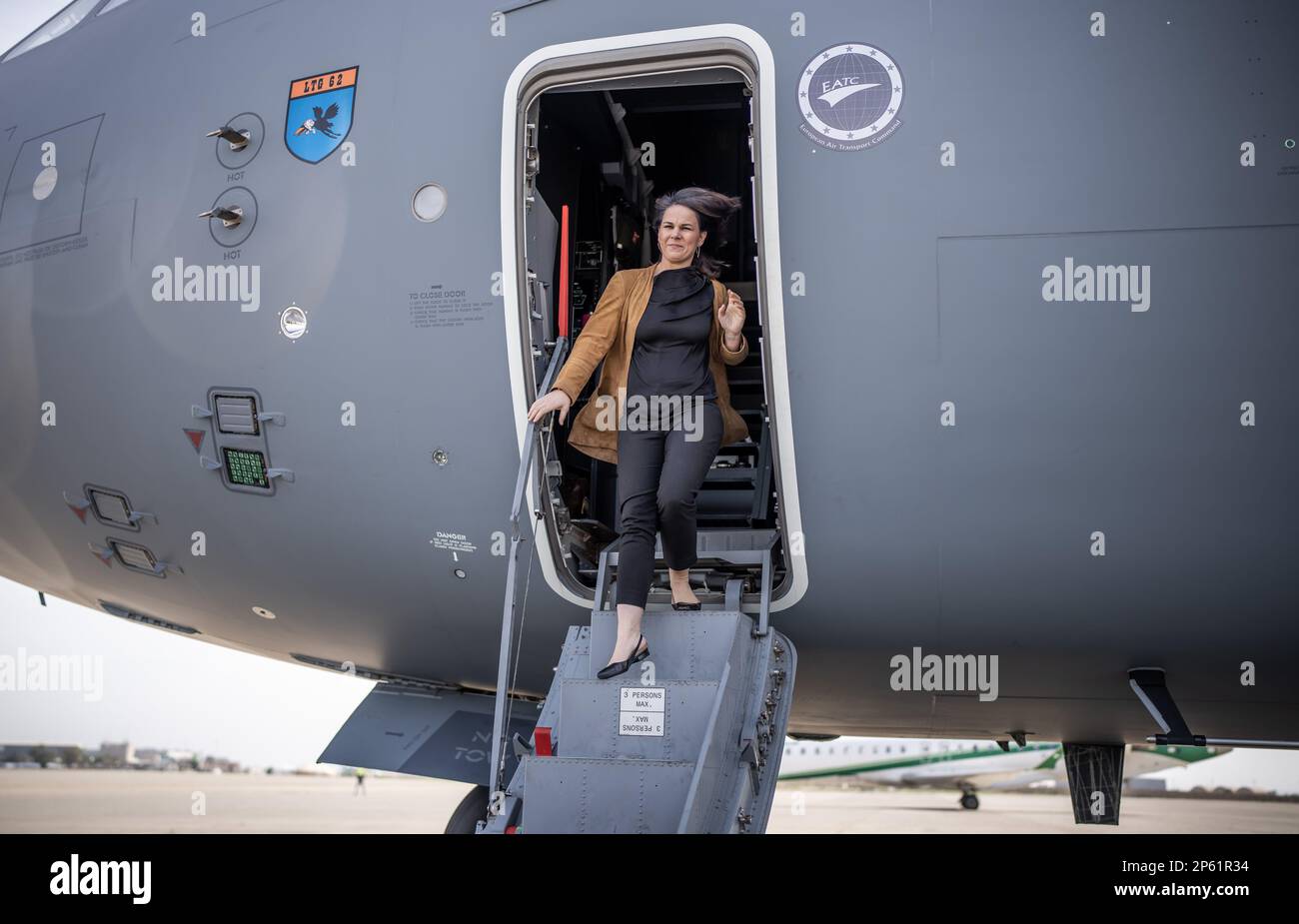 Bagdad, Irak. 07th mars 2023. Annalena Baerbock (Bündnis 90/Die Grünen), ministre des Affaires étrangères, arrive à l'aéroport au début d'un voyage de plusieurs jours en Irak. Credit: Michael Kappeller/dpa/Alay Live News Banque D'Images