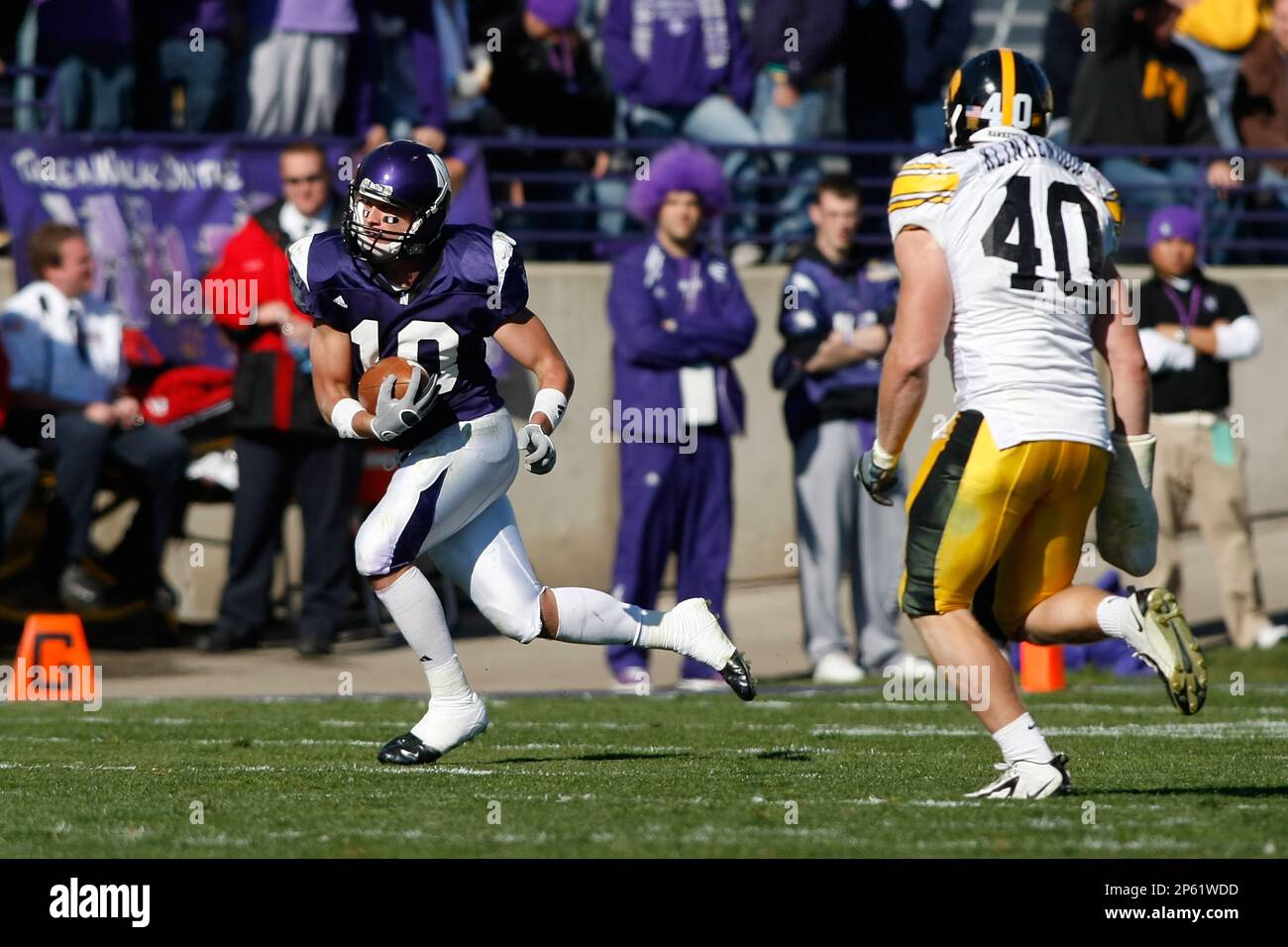 EVANSTON, IL - NOVEMBER 3: Wide receiver Eric Peterman #10 of the Northwestern Wildcats runs with the football against the Iowa Hawkeyes at Ryan Field on November 3, 2007 in Evanston, Illinois. Iowa defeated Northwestern 28-17. (AP Photo/Scott Boehm) Banque D'Images