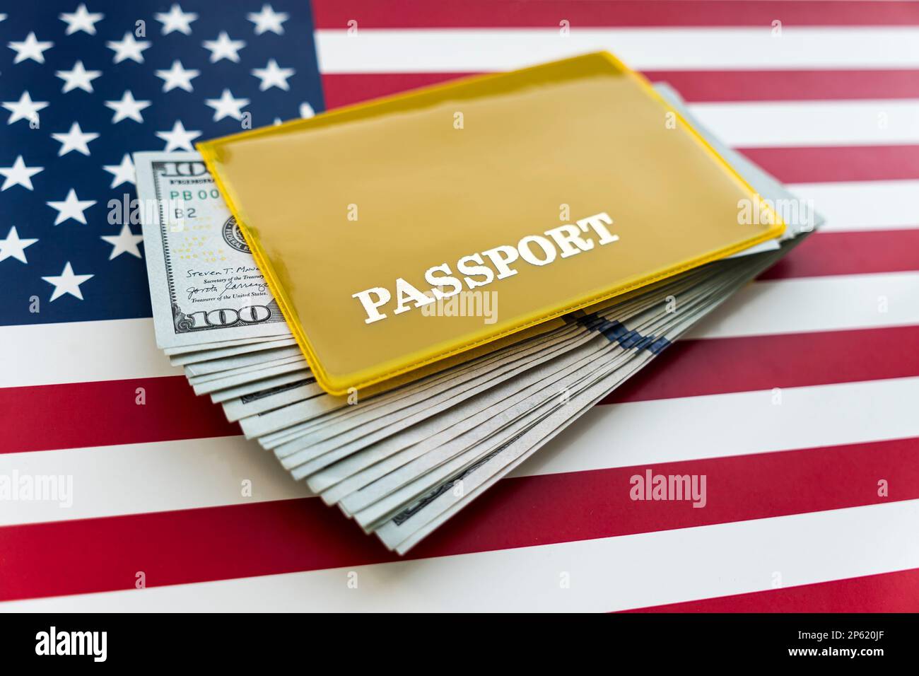 PASSEPORT AMÉRICAIN et argent dollars sur fond de drapeau. Banque D'Images