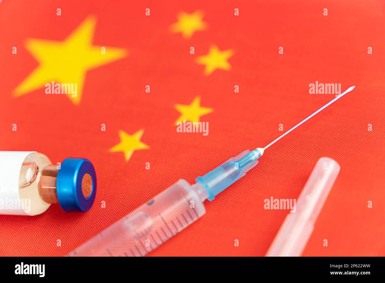 Vaccination en Chine, drapeau chinois du coronavirus, dose du flacon de vaccin, seringue à aiguille, vaccination concept Banque D'Images