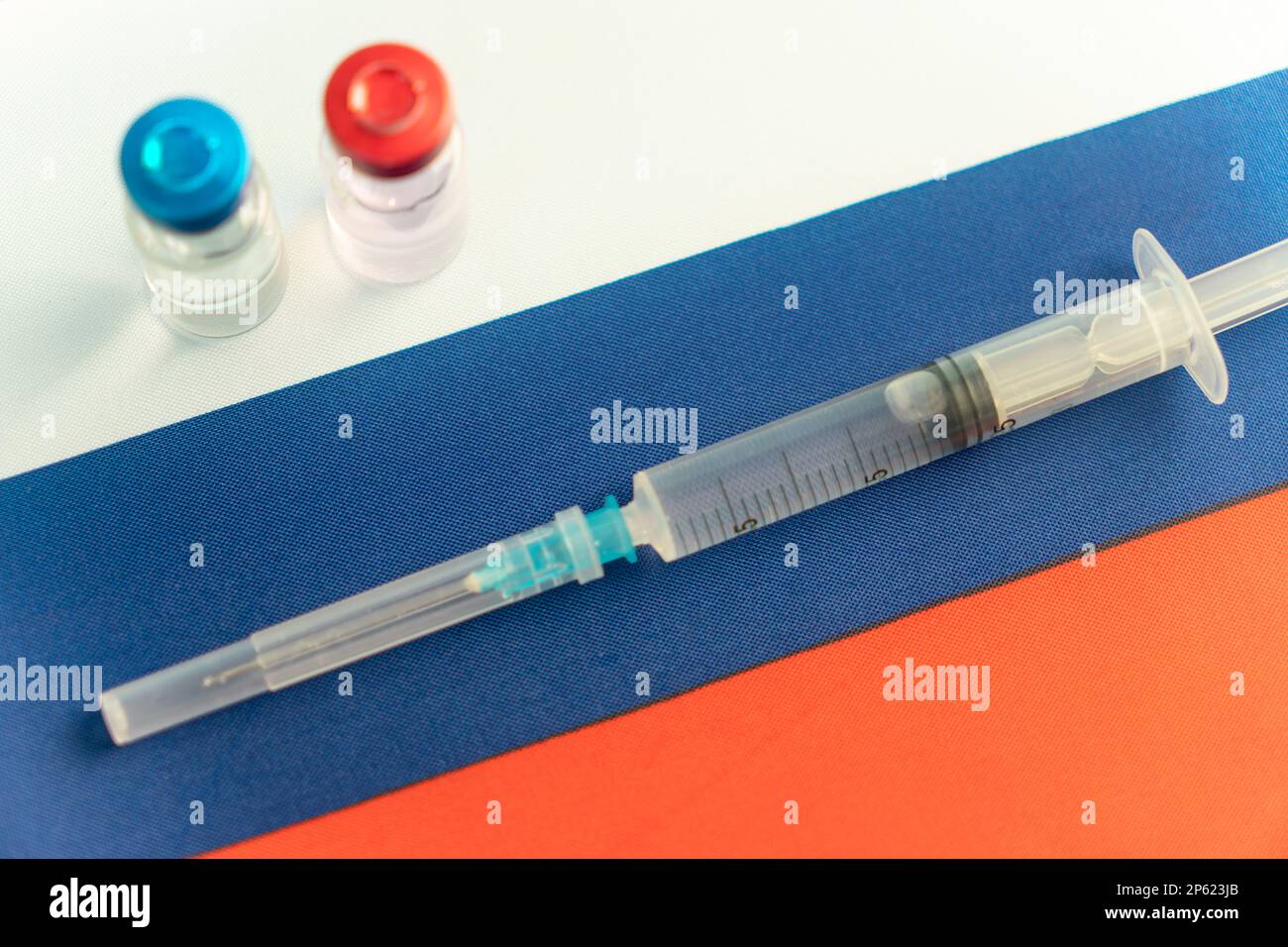 Le vaccin et la seringue d'injection sont sur le petit drapeau de la Russie. Pour la prévention, l'immunisation et le traitement de l'infection à coronavirus. Le confluent Banque D'Images