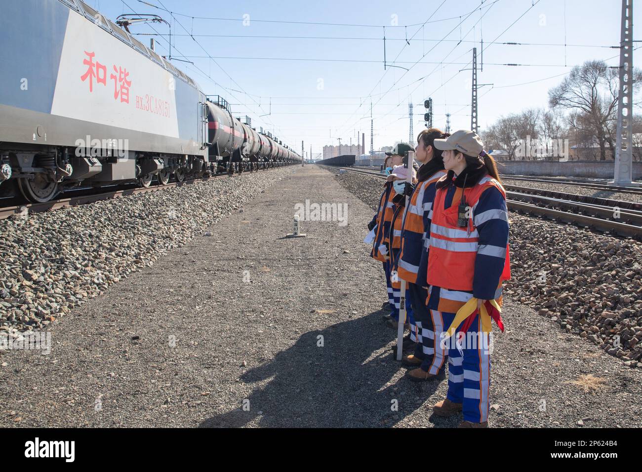 (230307) -- HARBIN, 7 mars 2023 (Xinhua) -- des inspecteurs travaillent à la gare de Dorbod à Daqing, dans la province de Heilongjiang, au nord-est de la Chine, au 6 mars 2023. À la section d'entretien de la ligne de chemin de fer Dorbod de China Railway Harbin Bureau Group Co., Ltd., il y a une équipe d'inspecteurs de six membres, âgés en moyenne de 29 ans. Leurs responsabilités comprennent l'entretien des lignes de chemin de fer pour le transport du grain et du pétrole, ainsi que 148 kilomètres de la ligne de chemin de fer de Binzhou, qui est un élément crucial de la ligne de service de transport ferroviaire Chine-Europe. Malgré des conditions difficiles, ils s'attaquent aux tâches principales quotidiennes Banque D'Images