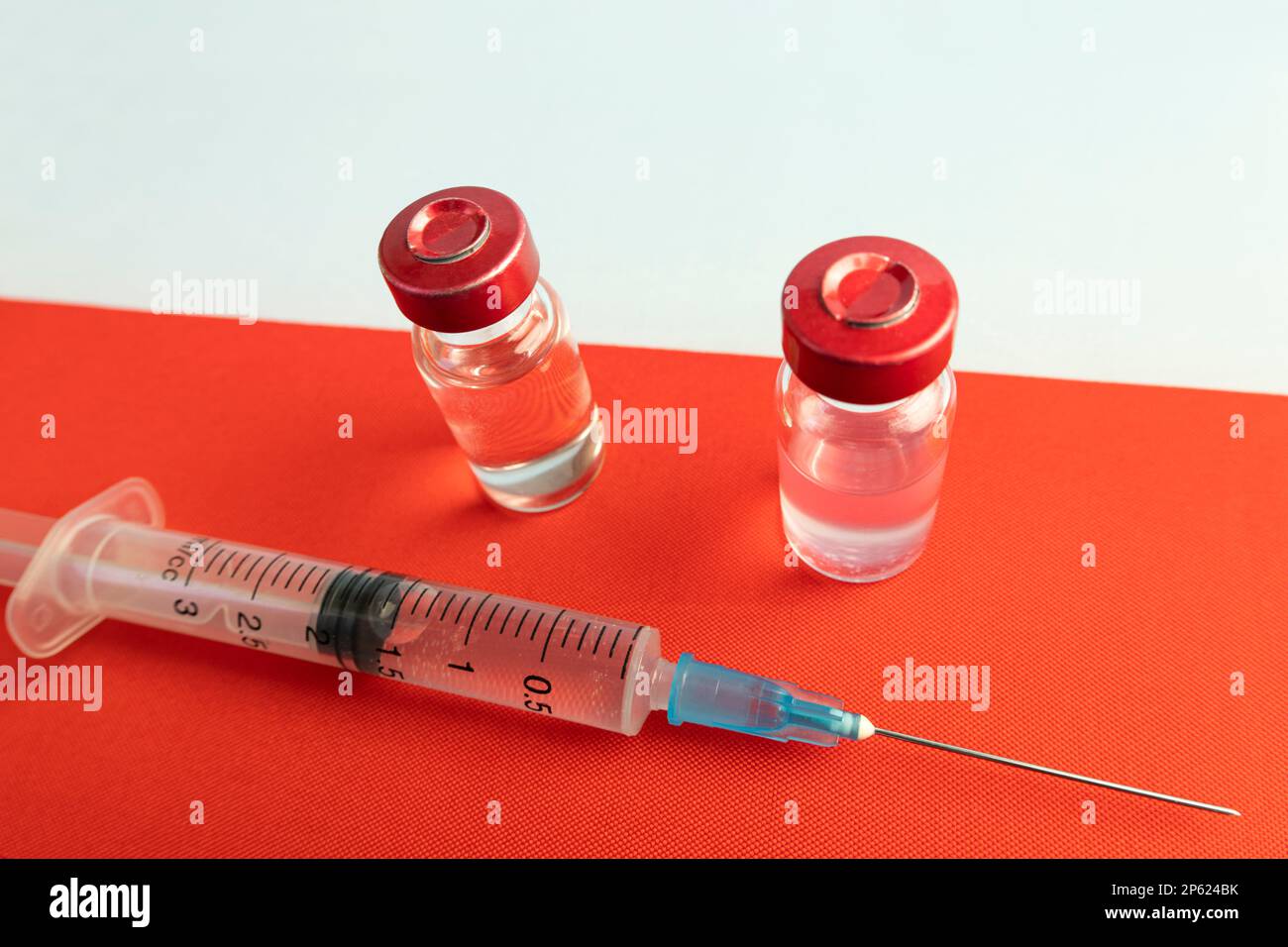 Vaccination en Pologne. Vaccin contre Covid-19 sur fond de drapeau national. Banque D'Images
