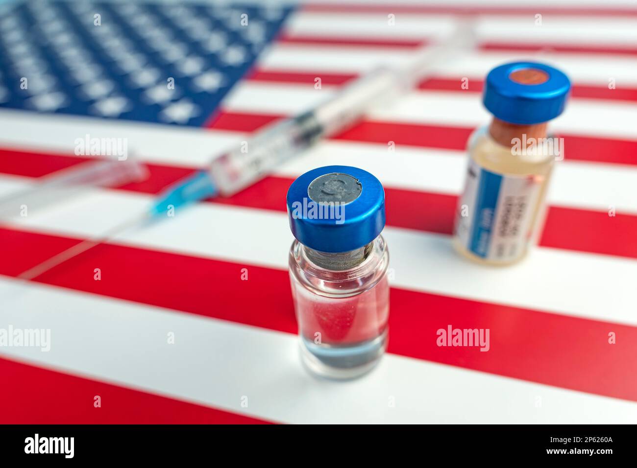 Vaccin dans un flacon avec une seringue sur fond de drapeau américain.le concept de la médecine, des soins de santé et de la science. Vaccin contre le coronavirus Banque D'Images