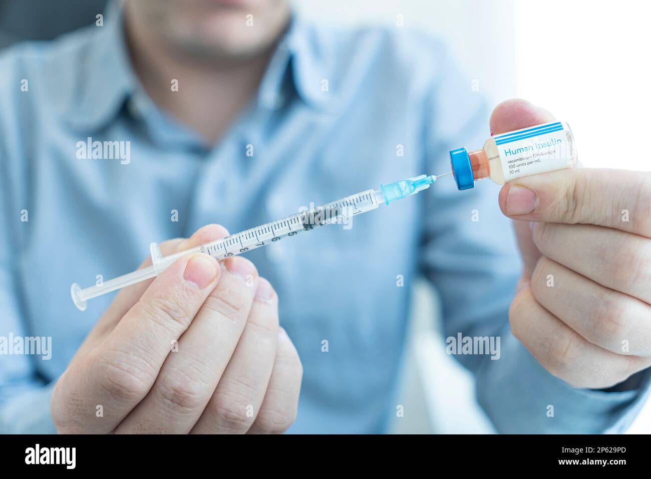 main jeune homme utilisant la seringue d'insuline gros plan . injection d'insuline à domicile. automédication Banque D'Images