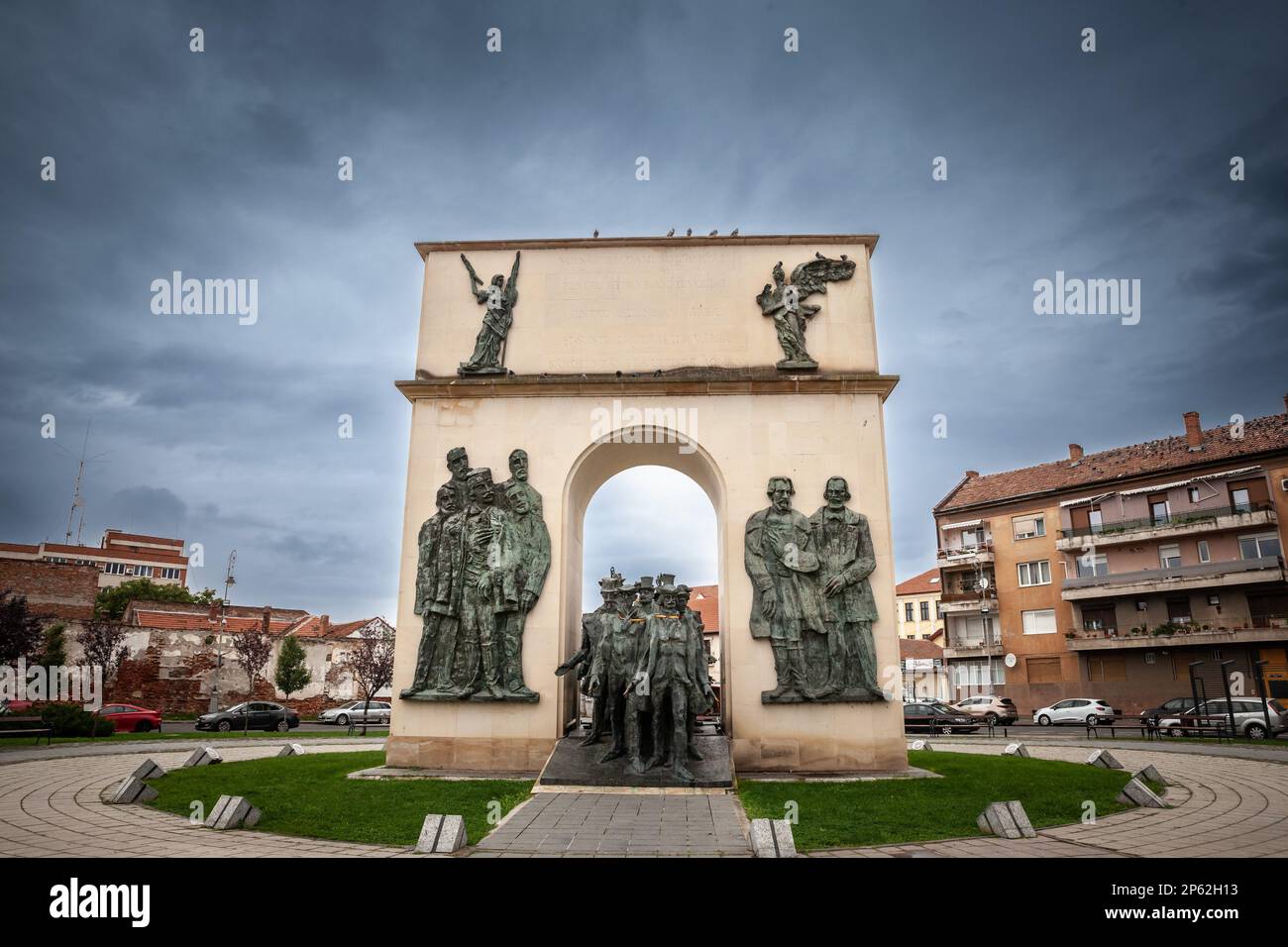 Photo de l'Actul de triumf d'Arad pendant un après-midi nuageux i Arad, Roumanie, dédié à la révolution roumaine de 1848. Banque D'Images