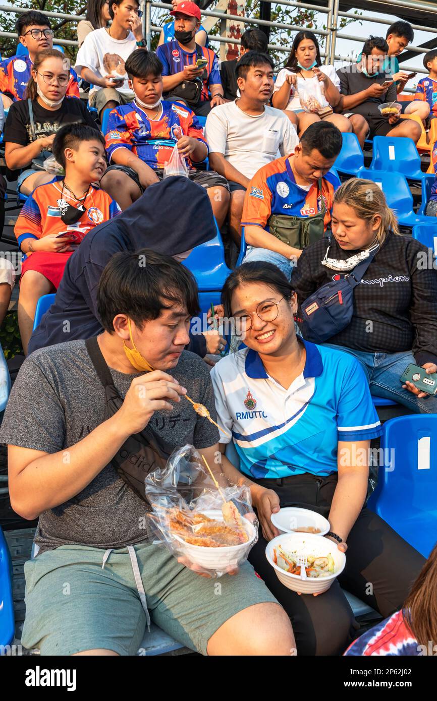 Spectateurs dans les stands du match de la Thai Premier League, PAT Stadium, Bangkok, Thaïlande Banque D'Images