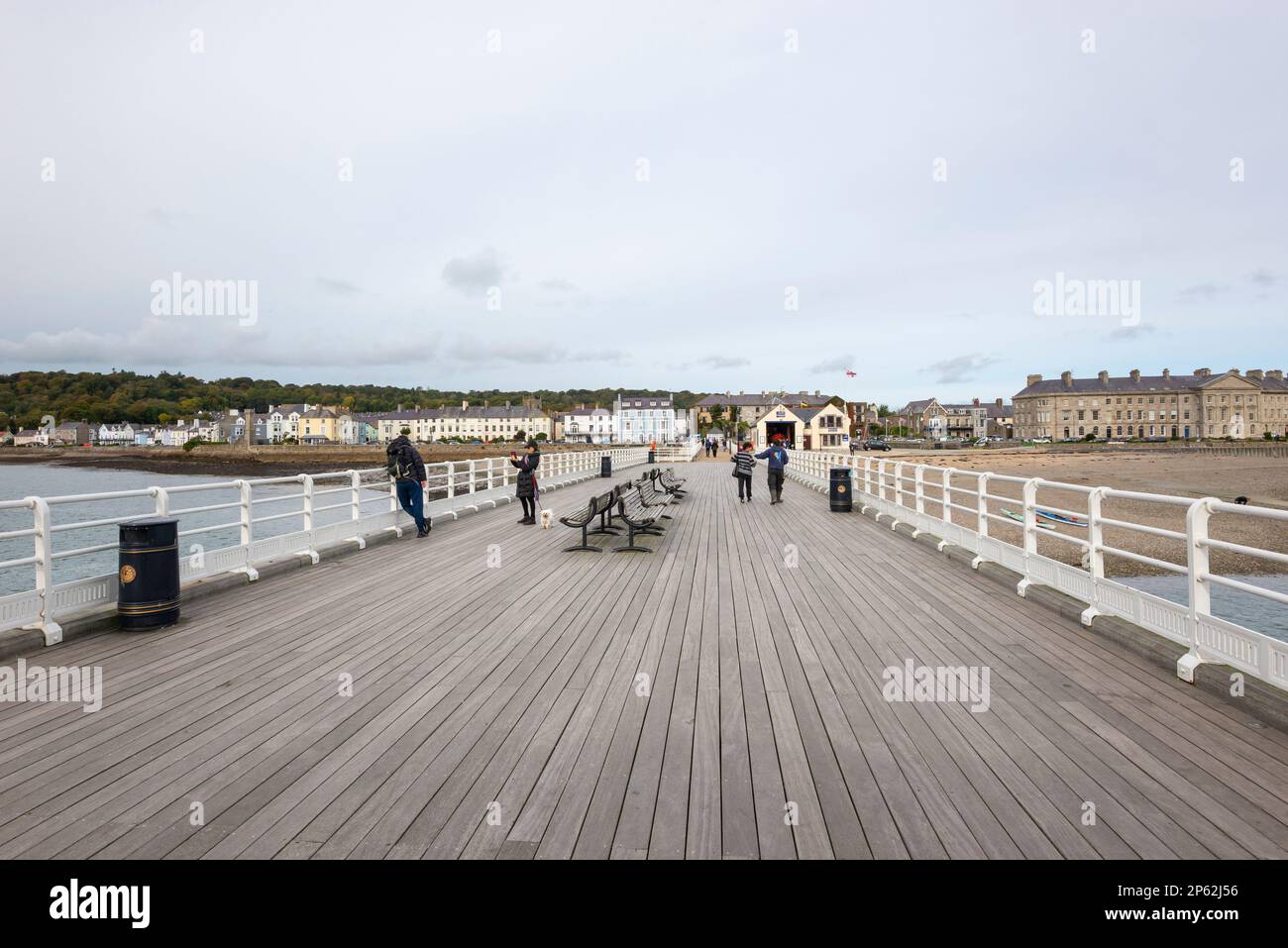 Touristes sur la jetée historique de Beaumaris avec vue de retour vers la ville, Anglesey, le nord du pays de Galles. Banque D'Images