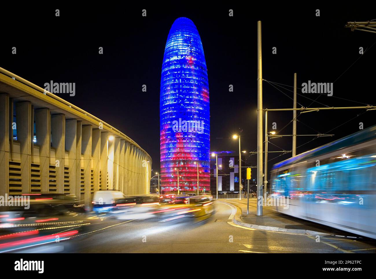 Barcelone : la Tour Agbar (142 m. ) Par Jean Nouvel, vus de la place de les Glòries Banque D'Images