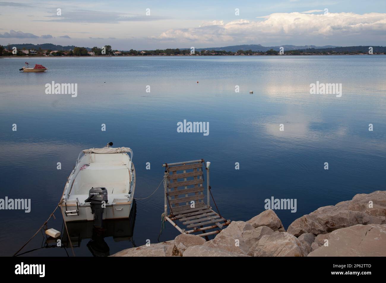 Un petit bateau est amarré à un quai en bois sur un lac à Katakolo, en Grèce. Banque D'Images