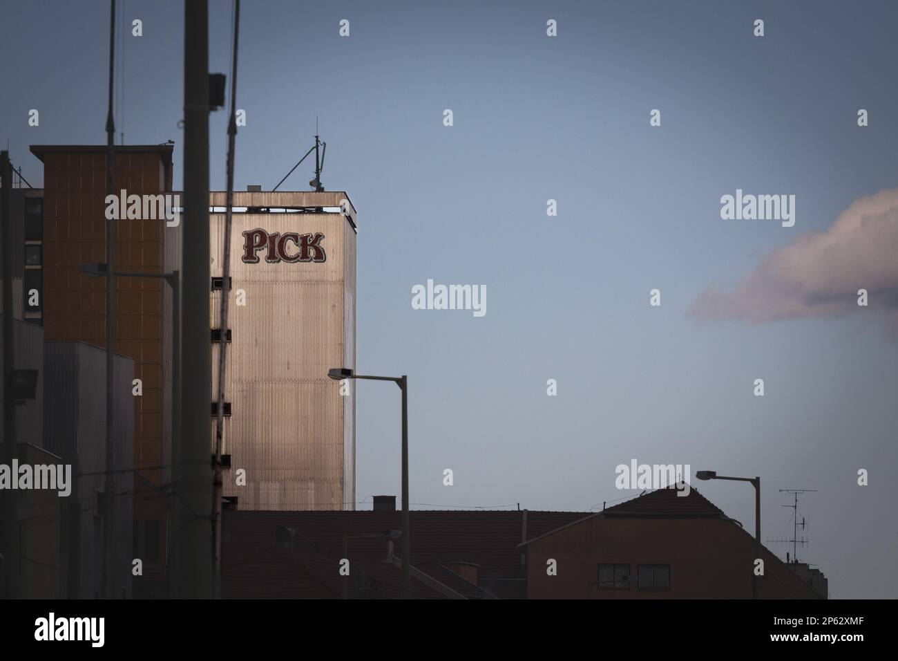 Image d'un signe avec le logo de Pick Szeged. Pick Szeged est une société hongroise qui produit une variété de produits de viande, notamment le salam d'hiver Banque D'Images Image d'un signe avec le logo de Pick Szeged. Pick Szeged est une société hongroise qui produit une variété de produits de viande, notamment le salam d'hiver Banque D'Images