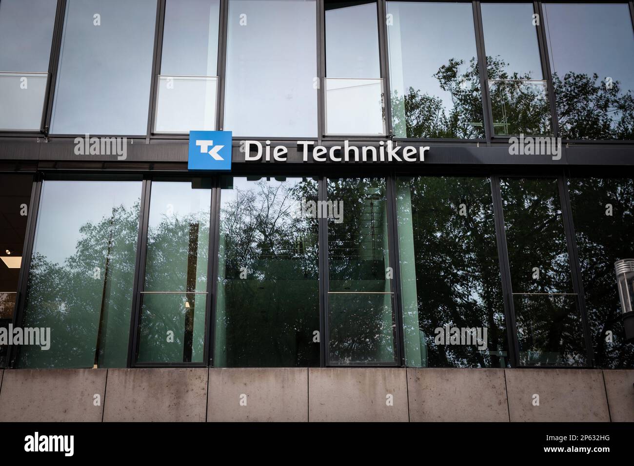 Photo d'un signe avec le logo de Die Techniker sur leur bureau principal pour Aix-la-Chapelle, Allemagne. Le Techniker Krankenkasse (TK) est un healt allemand de remplacement Banque D'Images