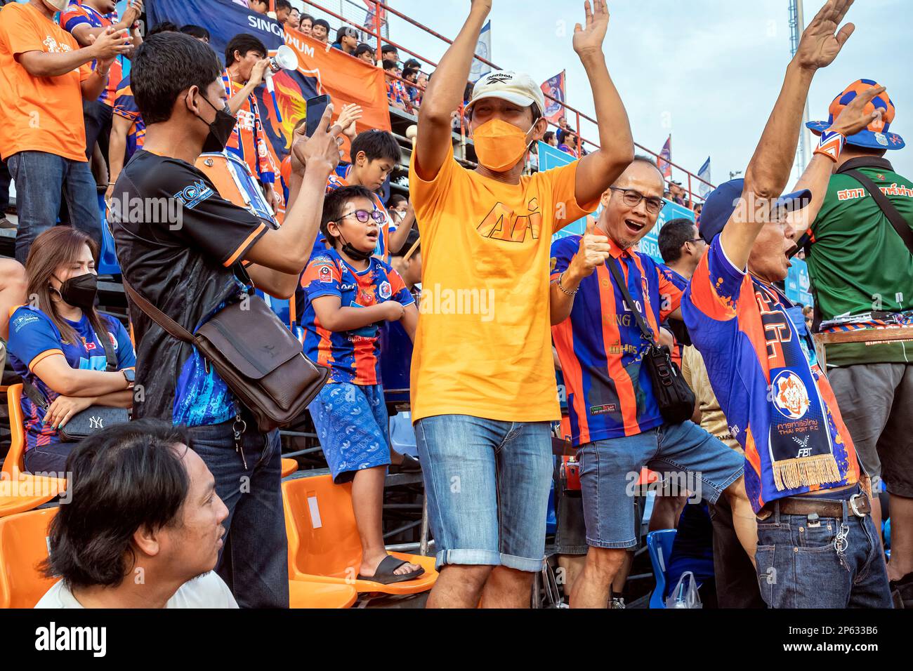 Spectateurs au match de la Thai Premier League, stade PAT, Bangkok Banque D'Images