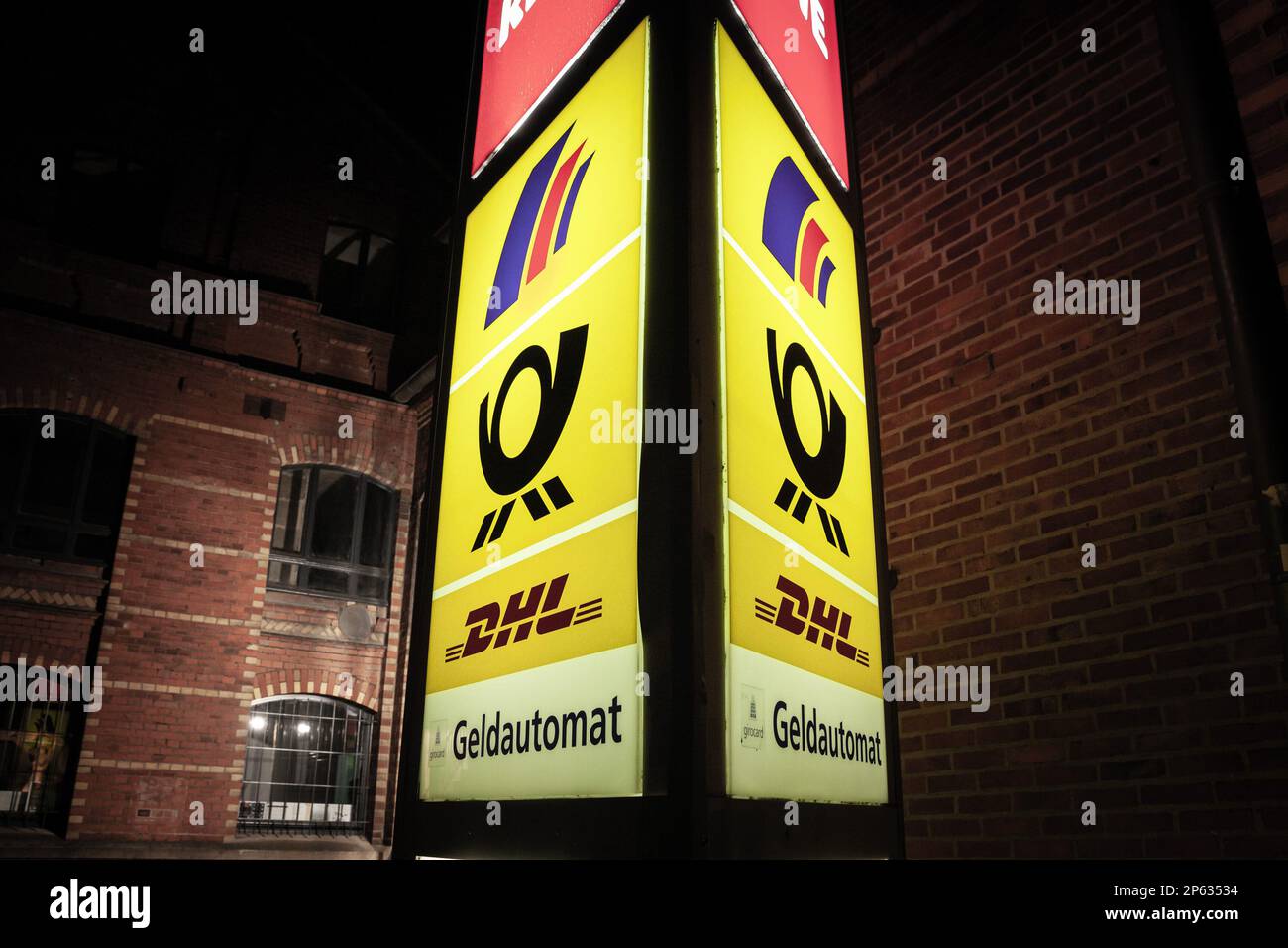 Photo d'un panneau avec le logo de Deutsche Post sur l'un de leurs bureaux de poste à Aix-la-Chapelle, en Allemagne. Deutsche Post AG, agissant sous le nom de Deutsche Post DHL Banque D'Images