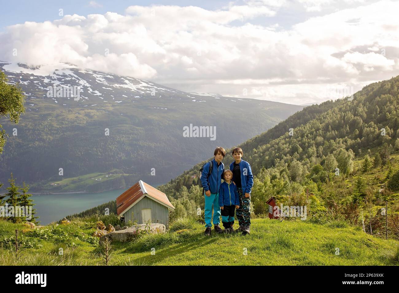 Personnes, adulte avec enfants et chien de compagnie, randonnée sur le mont Hoven, profitant de la vue splendide sur le Nordfjord depuis le Skylift de Loen Banque D'Images