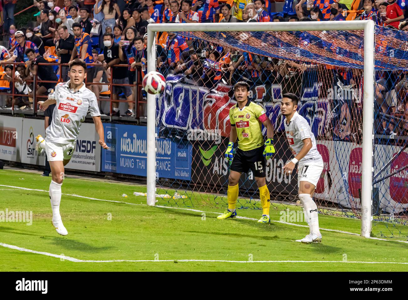 Action de goalmouth au match de football thaïlandais, stade PAT, Bangkok, Thaïlande Banque D'Images