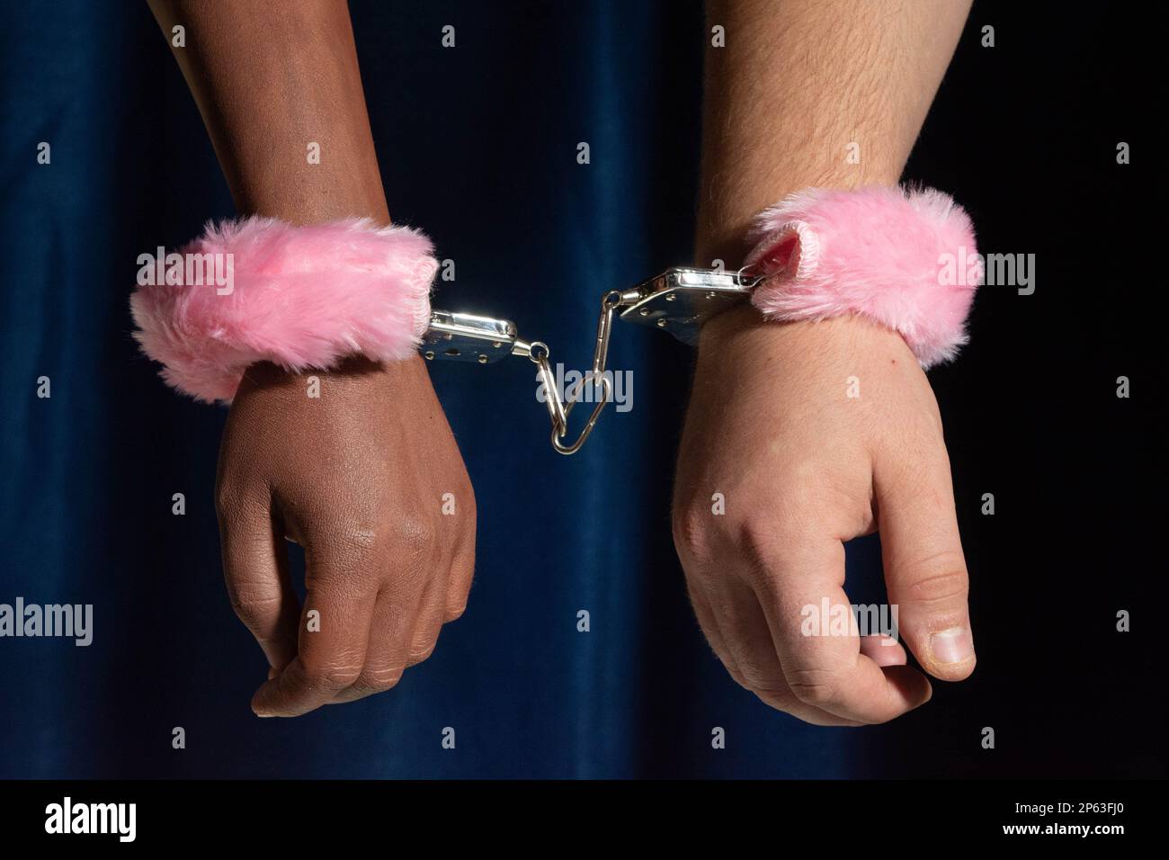 Cette image soulage la connectivité entre deux races différentes, le noir et le blanc. Cependant, cette œuvre se rapporte aux WW2 couples qui sont amoureux. Banque D'Images