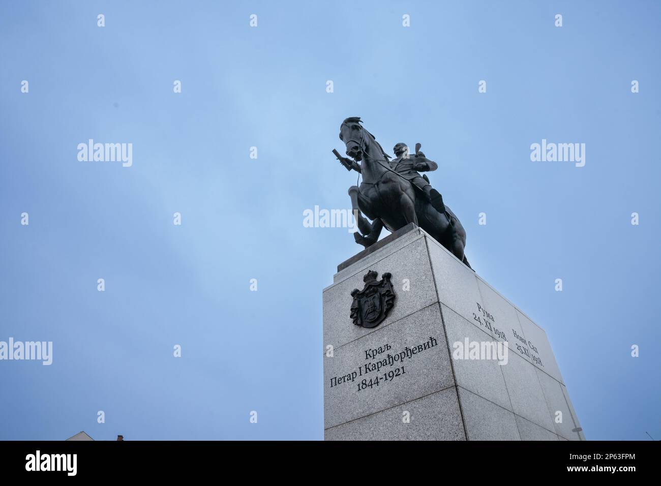 Photo de la statue du roi petar karadjordjevic à Novi Sad, Serbie. Le monument du roi Pierre I Karađorđević est un monument situé sur la République Sq Banque D'Images