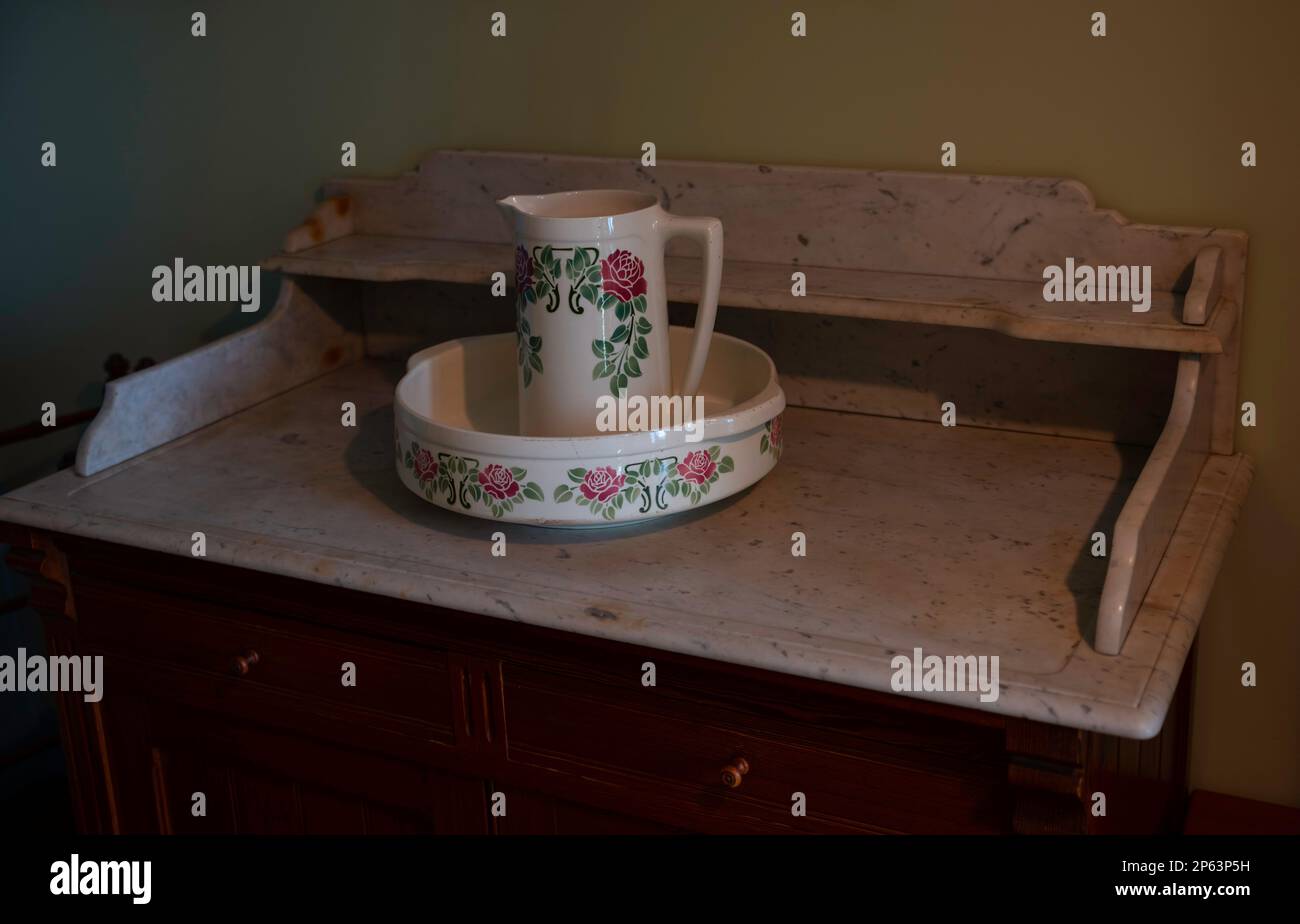 ancienne commode avec dessus en marbre avec verseuse en porcelaine et bol à eau Banque D'Images