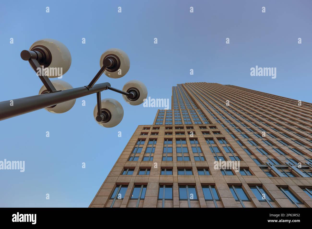 Vue sur la rue à côté d'une ruelight d'un grand gratte-ciel sous un ciel bleu dans le centre-ville de Cleveland, Ohio, États-Unis Banque D'Images