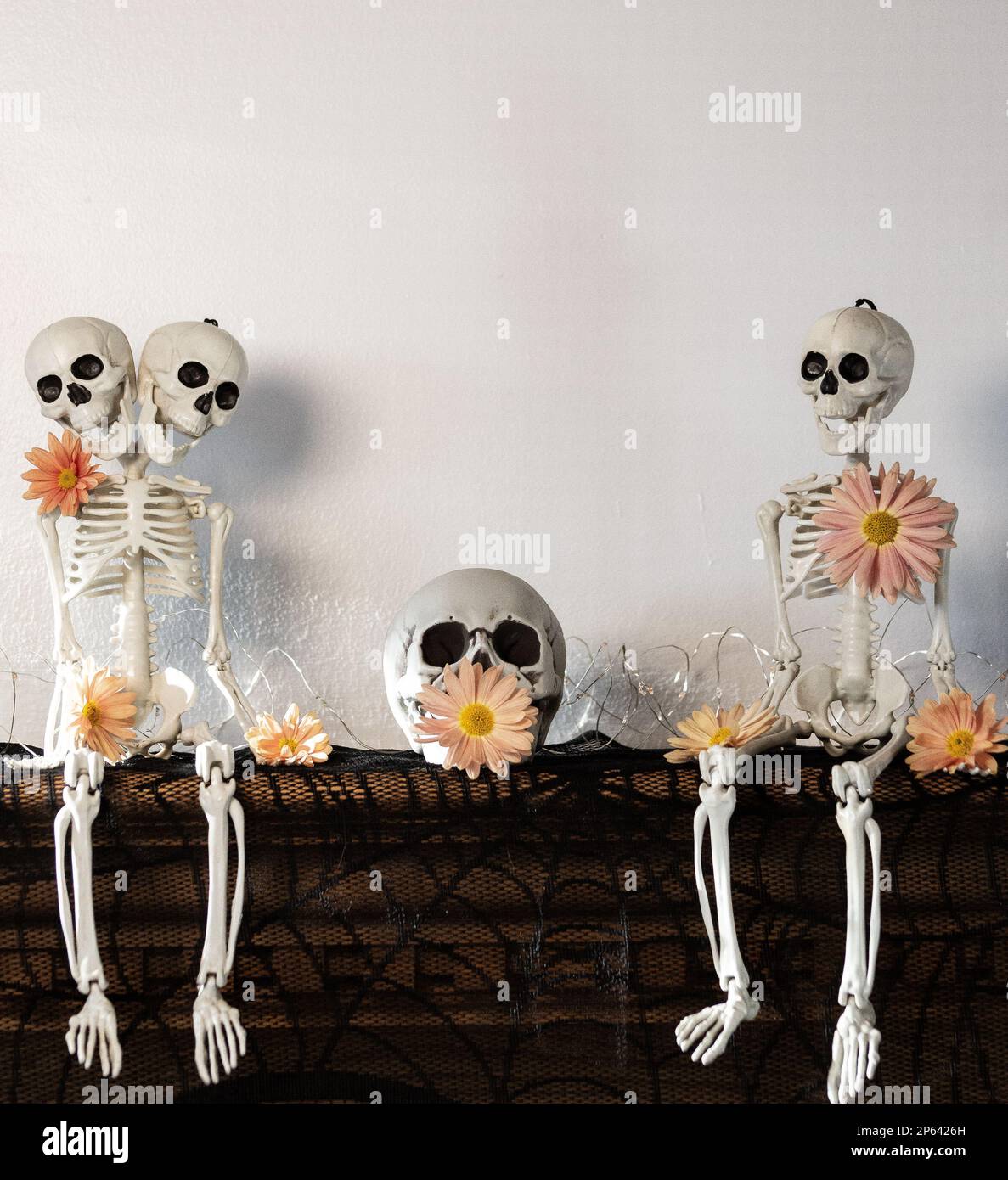 Squelettes posés avec des fleurs Banque D'Images
