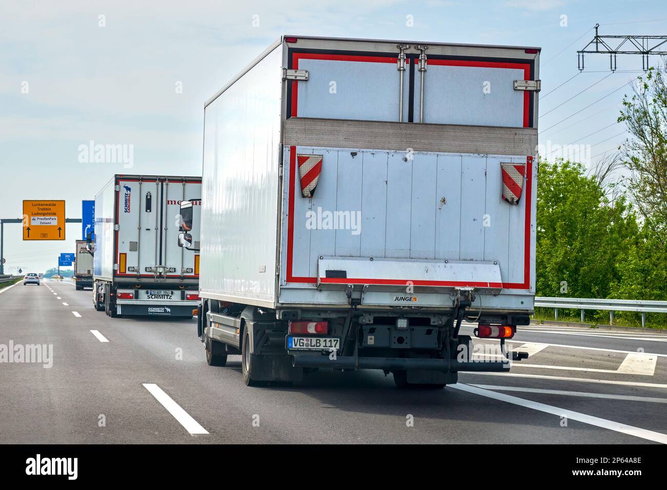 Brandebourg, Allemagne - 11 mai 2022: Vue sur les camions sur une autoroute allemande. Banque D'Images