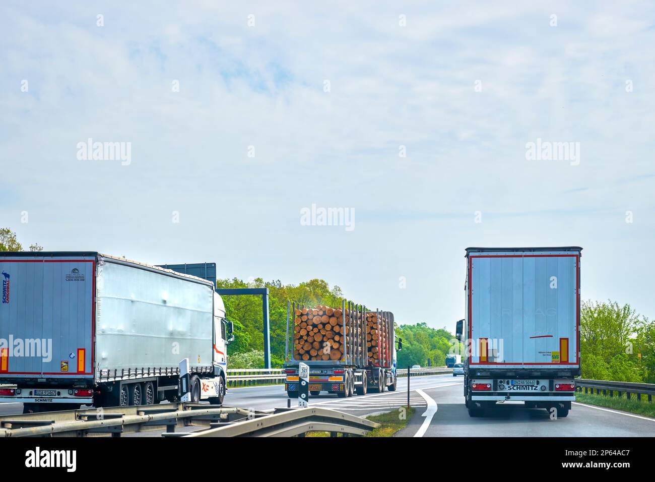 Brandebourg, Allemagne - 11 mai 2022: Vue sur les camions sur une autoroute allemande. Banque D'Images