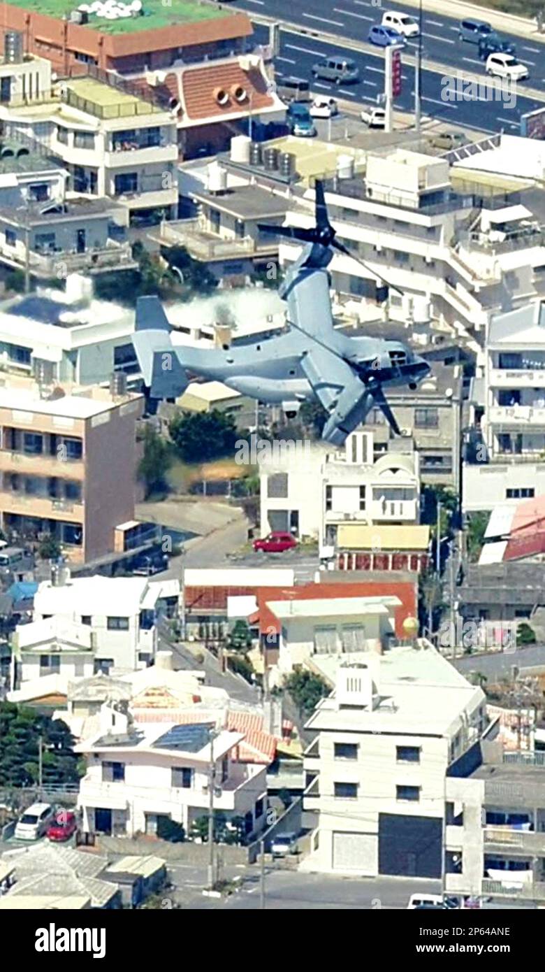 A photo shows An MV-22 Osprey aircraft preparing to land at the U.S. Marine Corps' Futenma Air Station through residential area in Ginowan, Okinawa Prefecture amid protest on October 1, 2012, from Iwakuni Base in Yamaguchi Prefecture. All 12 aircrafts will be put into full operation after additional test flights at Futenma. Two Osprey accidents raised safty concerns. ( The Yomiuri Shimbun via AP Images ) Banque D'Images