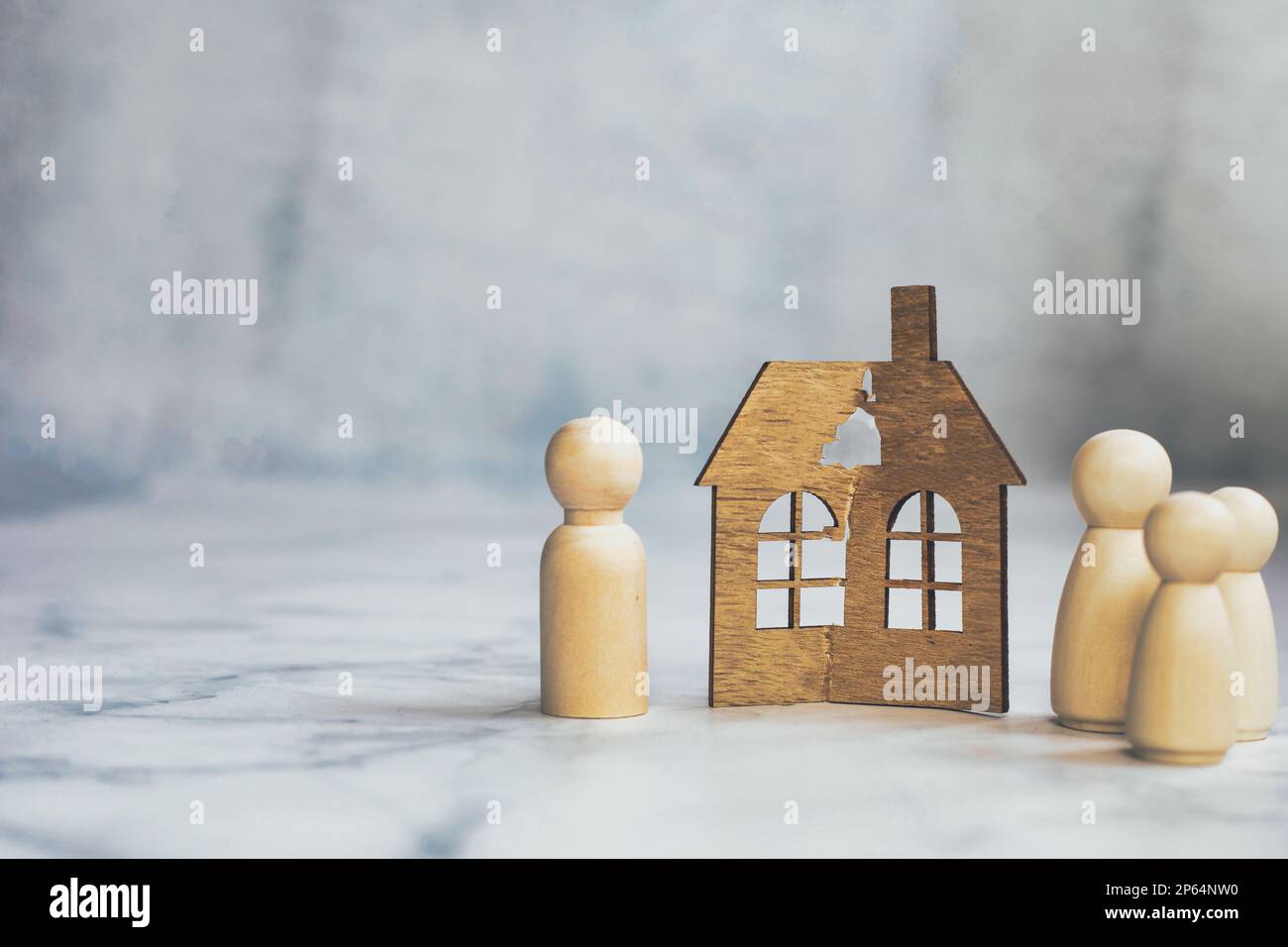 Divorce, partage de la propriété, pauvreté et pas d'argent. Maison en bois cassé sur fond clair. Hypothèque, loyer, immobilier concept espace de copie Banque D'Images