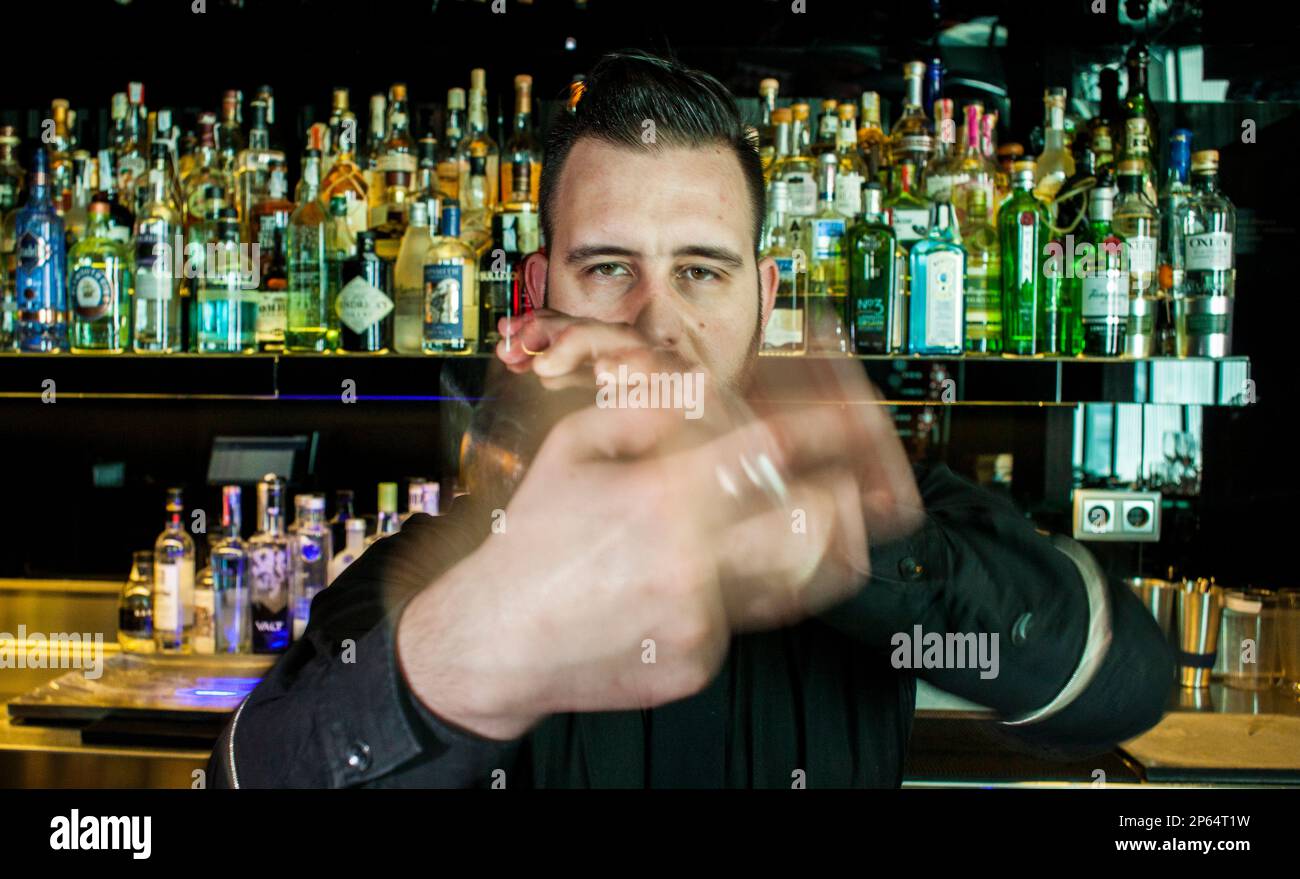 Marc Álvarez préparer boisson cocktail, chef barman du 41º de l'expérience, bar à cocktails, l'Avinguda del Paraŀlel,164, Barcelone, Espagne Banque D'Images