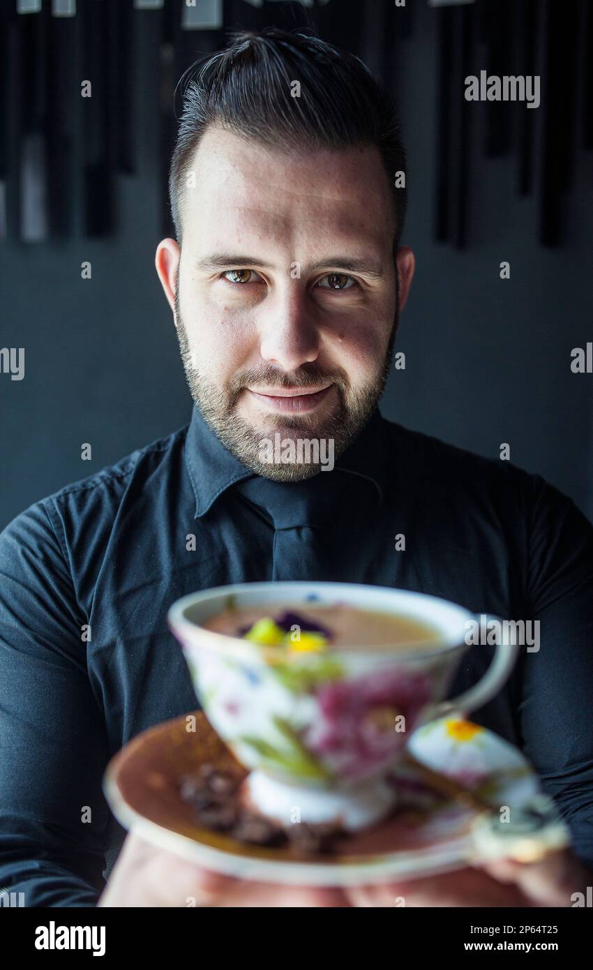 Marc Álvarez montre un cocktail appelé `Limon de olla'(pot citron), chef Barman de 41º expérience, bar à cocktails, Avinguda del Paraŀlel, 164,Barcelone, Banque D'Images