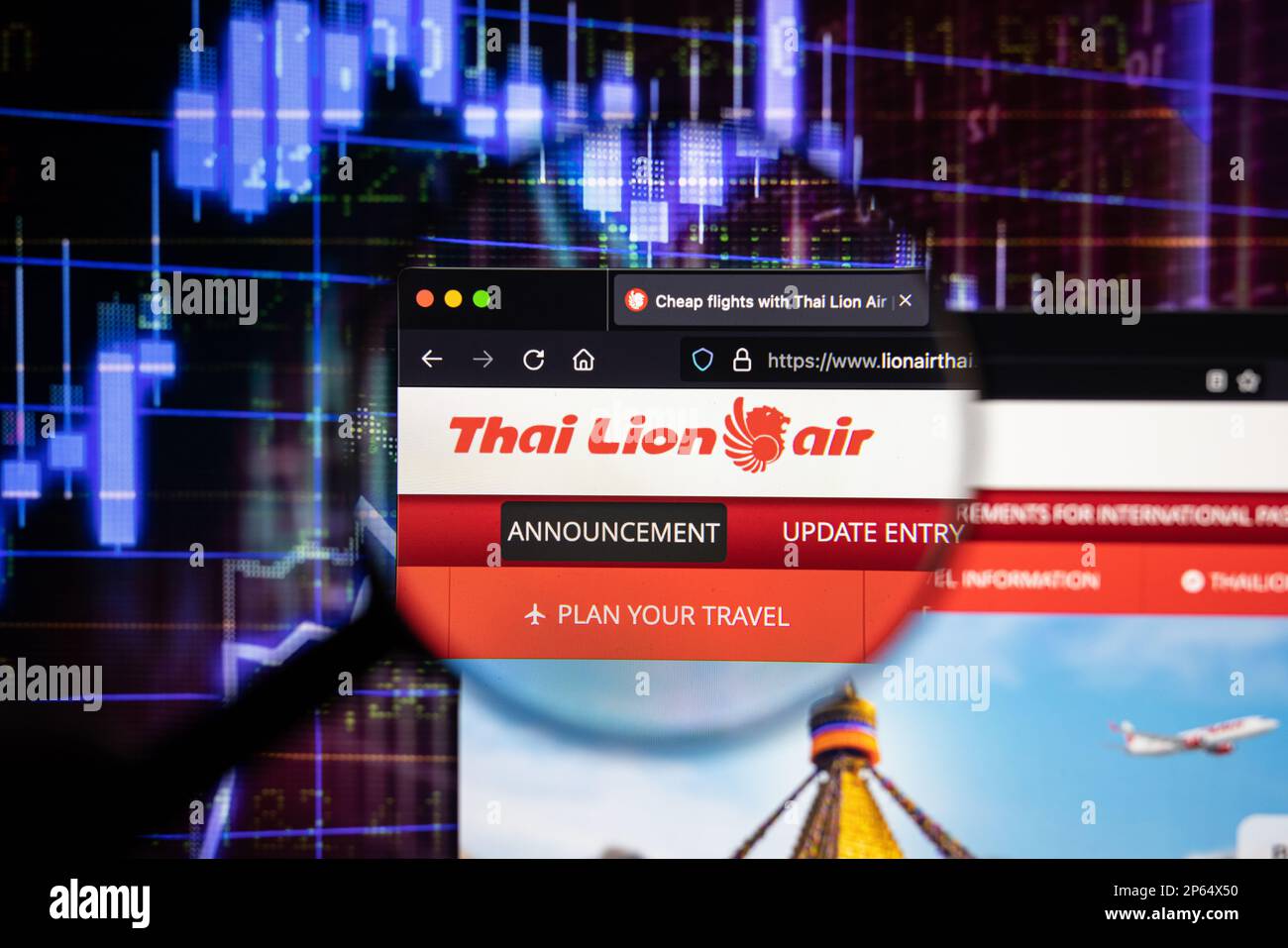 Thai Lion air compagnie logo sur un site Web avec des développements flous du marché boursier en arrière-plan, vu sur un écran à travers une loupe Banque D'Images