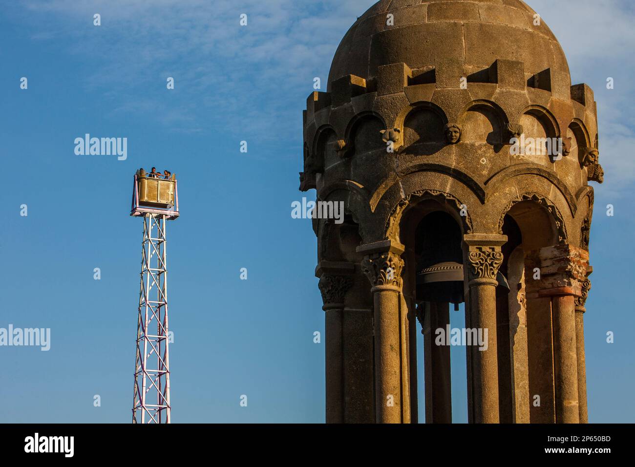 Le parc d'attractions Tibidabo, avec le beffroi du temple de l'église catholique del Sagrat Cor au sommet de la montagne Tibidabo, Barcelone Banque D'Images