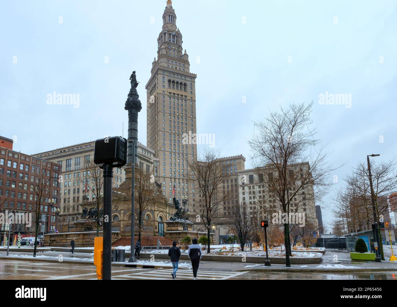 Cleveland, Ohio, États-Unis - 25 janvier 2023 : peu de personnes en cette journée froide d'hiver dans le centre-ville se méfient près de Veteranss' Memorial Plaza. Banque D'Images