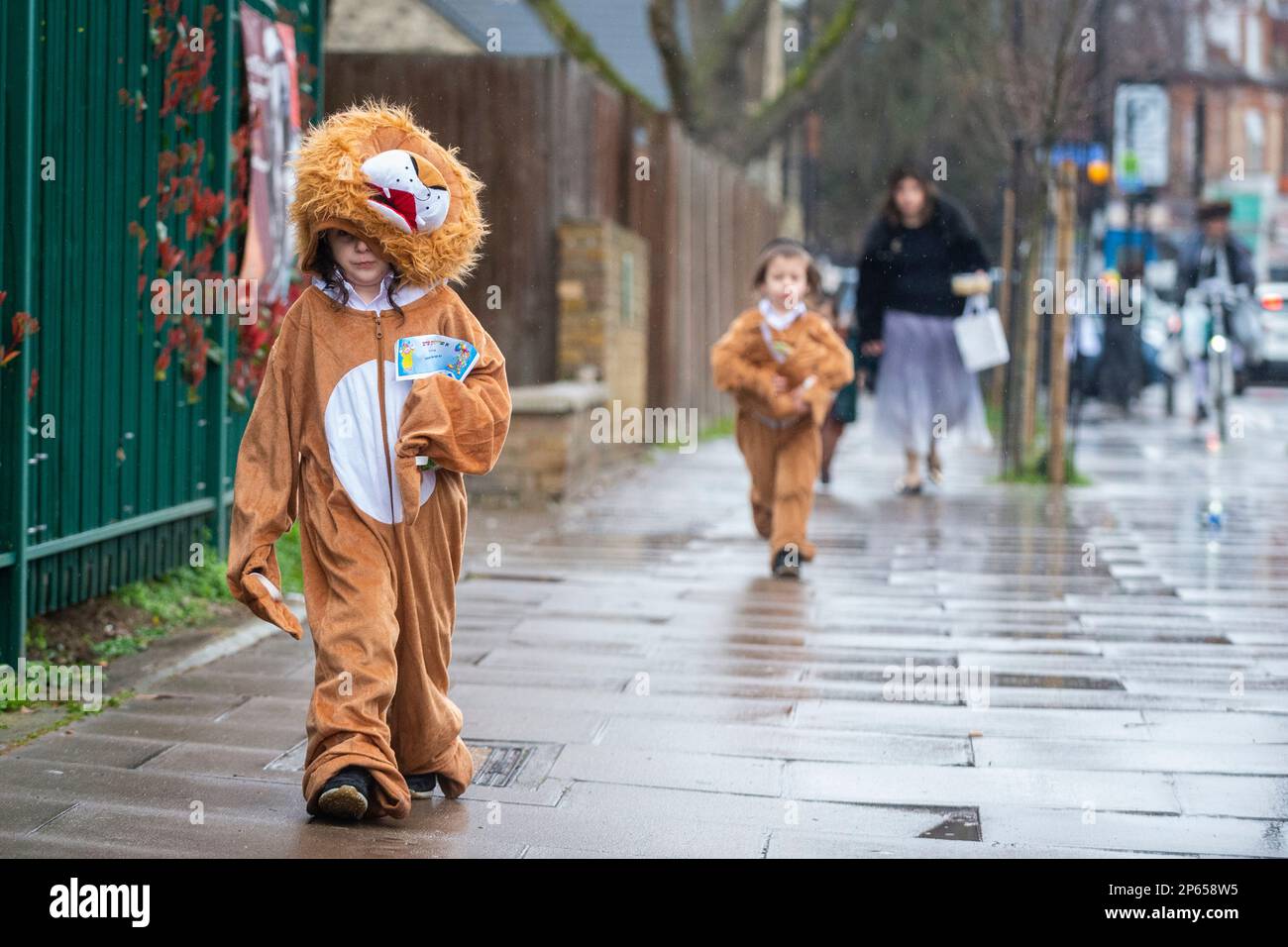 Londres, Royaume-Uni. 7 mars 2023. Les enfants de Stamford Hill, dans le nord de Londres, vêtus de costumes colorés célèbrent le festival juif de Purim. Le festival implique la lecture du Livre d'Esther, décrivant la défaite de Haman, le conseiller du roi persan, qui a organisé un massacre du peuple juif il y a 2 500 ans, mais l'événement a été empêché par le courage d'Esther. Credit: Stephen Chung / Alamy Live News Banque D'Images