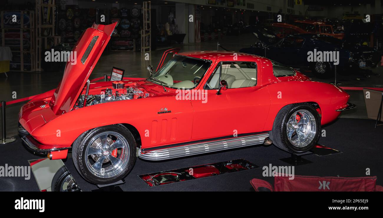 DETROIT, MI/États-Unis - 24 février 2023 : interprétation de la Corvette 1966 de Chevrolet, à Detroit AutoRama. Banque D'Images