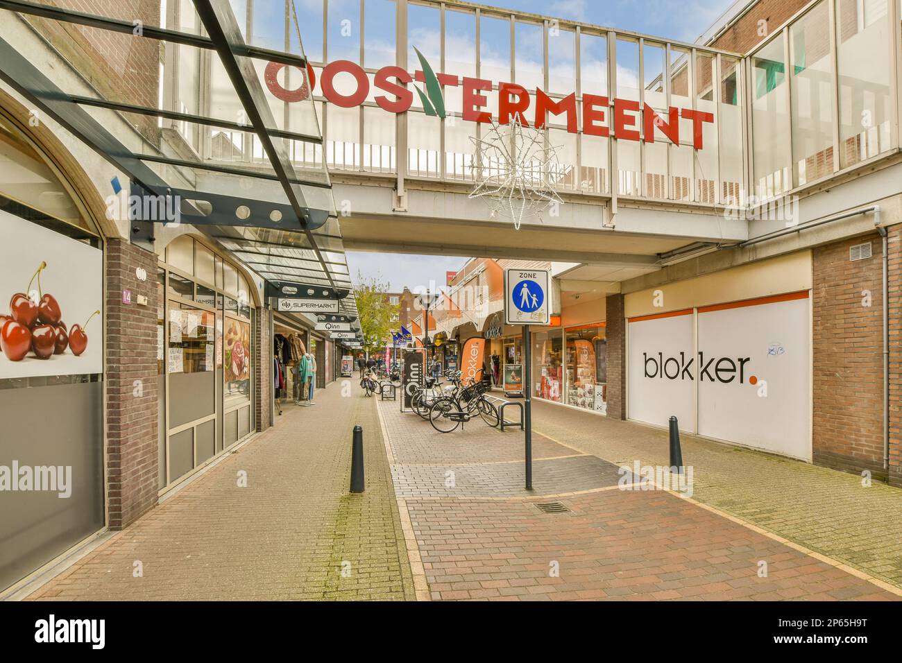 Amsterdam, pays-Bas - 10 avril 2021 : une rue de la ville avec des gens qui marchent sous un panneau qui dit osternet sur le pont au-dessus Banque D'Images