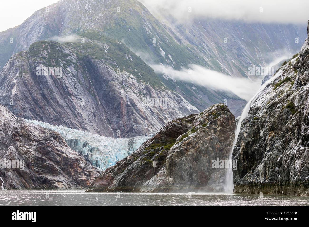 Une chute d'eau près du glacier Sawyer dans la région sauvage de Tracy Arm-Fords Terror, sud-est de l'Alaska, États-Unis d'Amérique, Amérique du Nord Banque D'Images