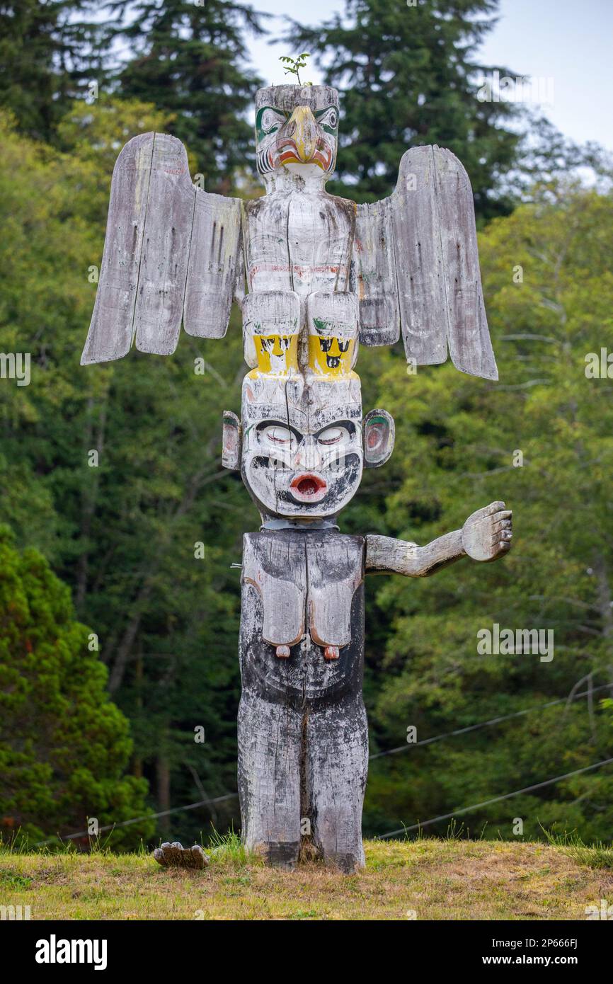 Les totems de Kwakwaka'wakw dans le cimetière d'Alert Bay, île Cormorant, Colombie-Britannique, Canada, Amérique du Nord Banque D'Images