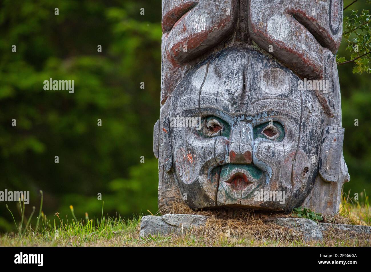Les totems de Kwakwaka'wakw dans le cimetière d'Alert Bay, île Cormorant, Colombie-Britannique, Canada, Amérique du Nord Banque D'Images