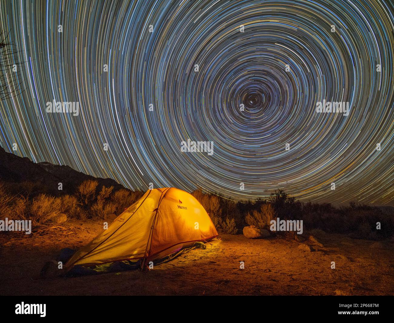 Vue de nuit d'une tente dressée dans la zone panoramique nationale d'Alabama Hills, et des pistes étoiles, Californie, États-Unis d'Amérique, Amérique du Nord Banque D'Images