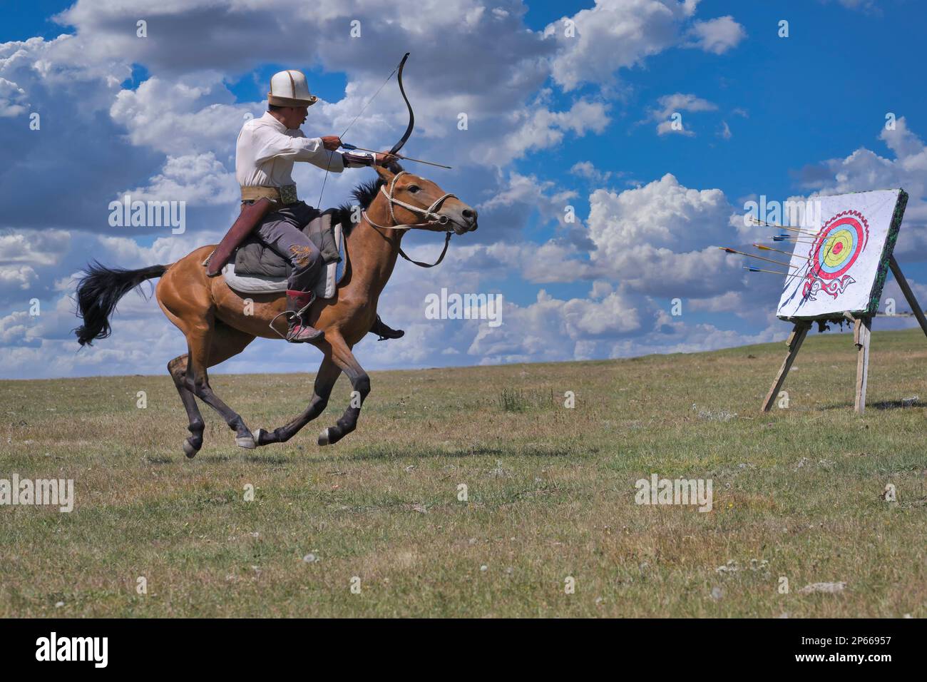 Le nomade kirghize a tiré des flèches sur une cible pendant le galop, lac Song Kol, région de Naryn, Kirghizistan, Asie centrale, Asie Banque D'Images