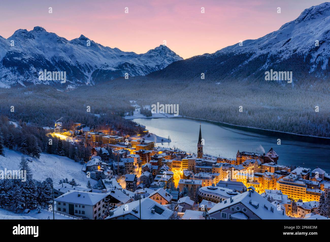 Vue en grand angle de Saint Moritz recouvert de neige au crépuscule hivernal, Engadine, canton de Graubunden, Suisse, Europe Banque D'Images