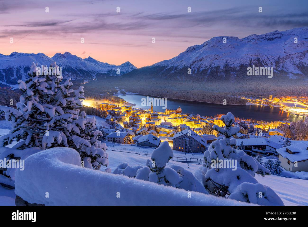 Vue sur le conte de fées de Saint Moritz au crépuscule enneigé de l'hiver, Engadine, canton de Graubunden, Suisse, Europe Banque D'Images